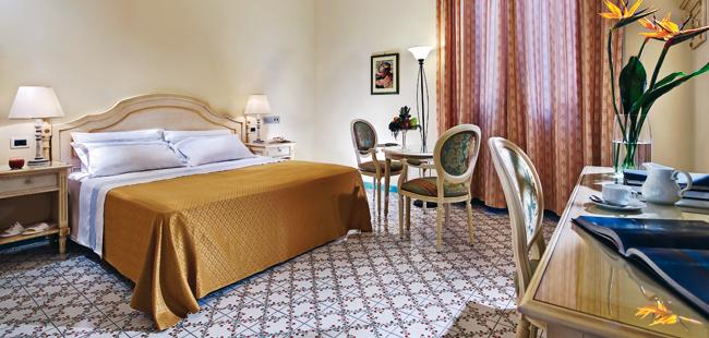 Hotel La Reginella - Tel: 081.19.75.19.29