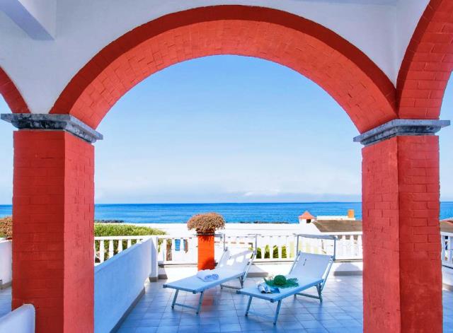 Hotel La Scogliera - Tel: 081.19.75.19.29